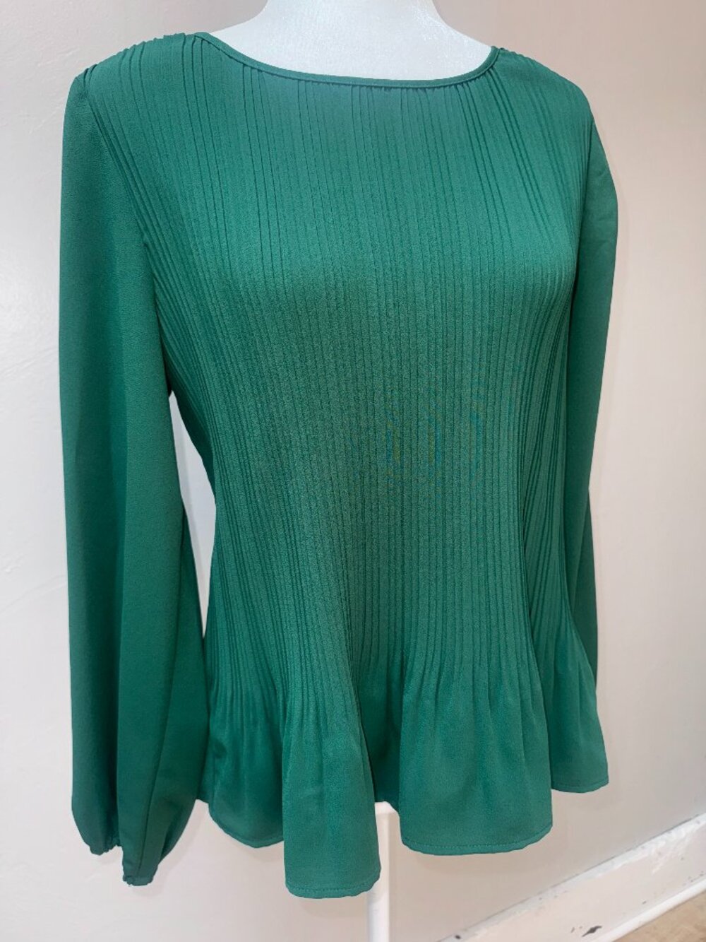 ALFANI EMERALD GREEN MICRO-PLEATED BLOUSE SZ M